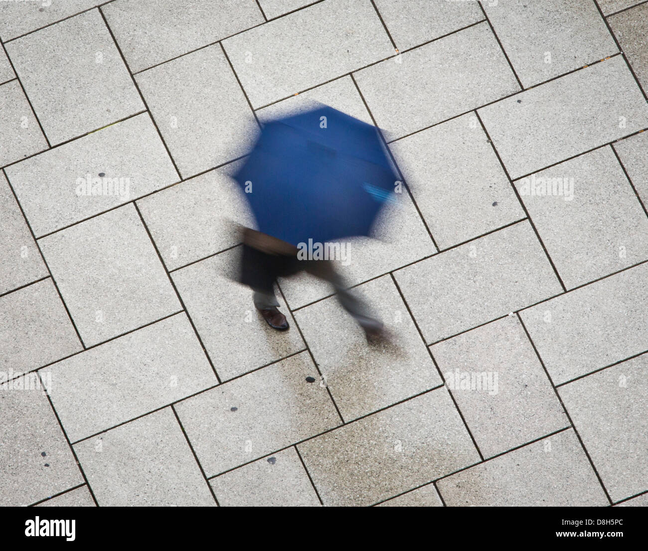 Una donna che tiene un ombrello in Francoforte sul Meno, Germania, 29 maggio 2013. Foto: FRANK RUMPENHORST Foto Stock