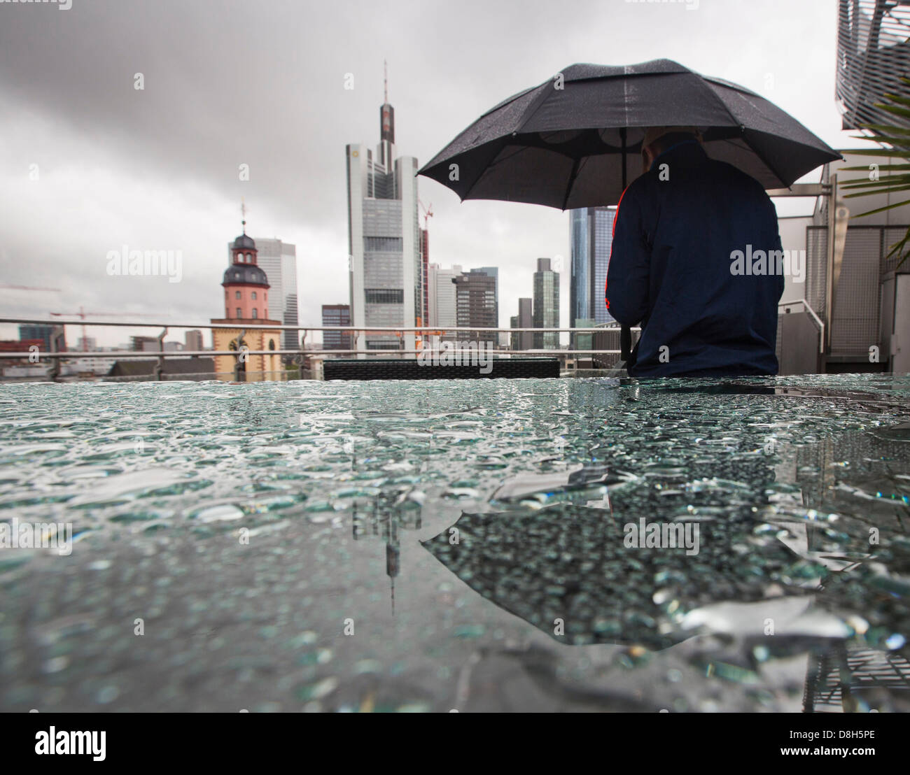 Un turista può contenere un ombrello e guarda la skyline di Francoforte sul Meno, Germania, 29 maggio 2013. Foto: FRANK RUMPENHORST Foto Stock
