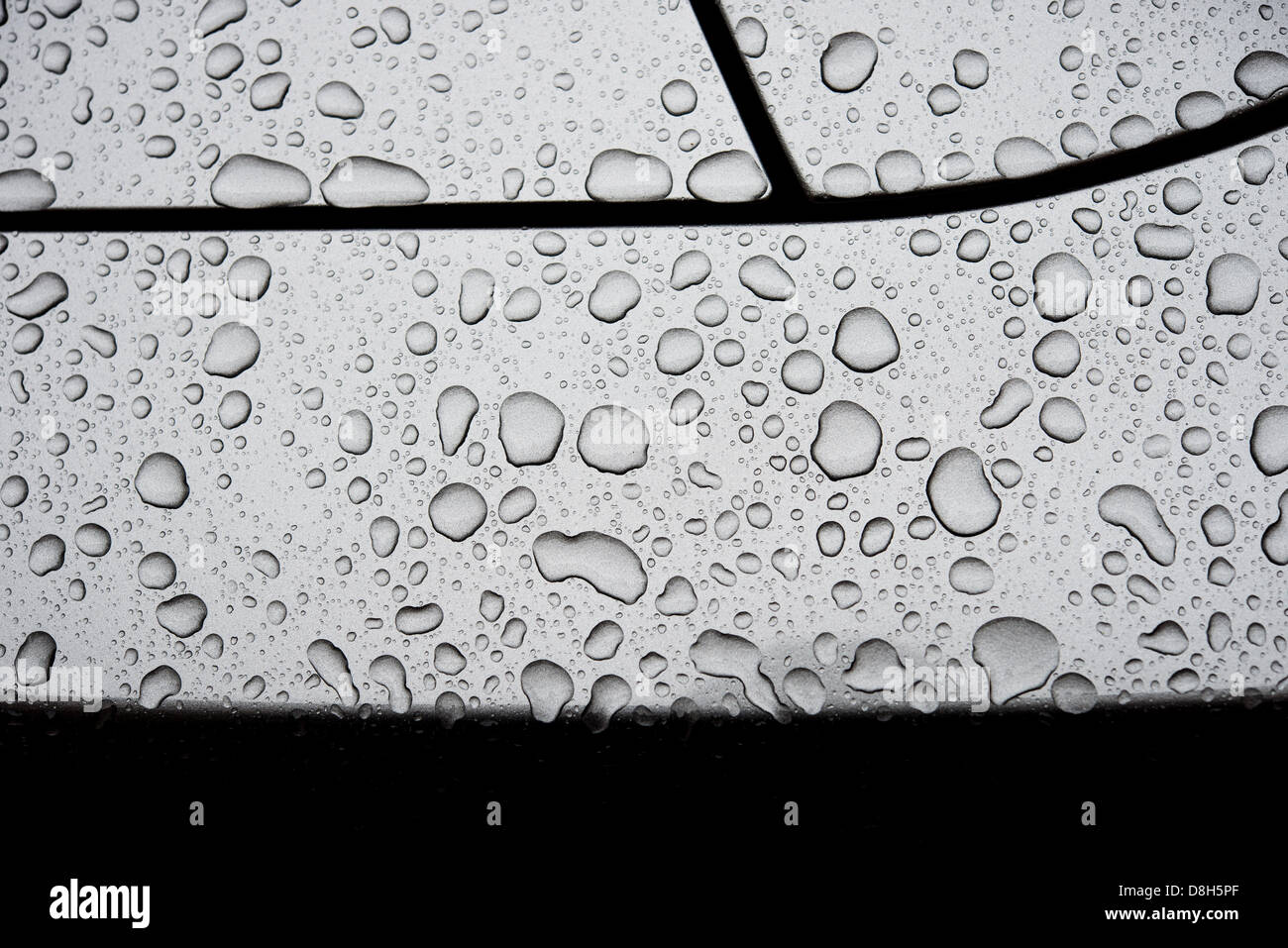 Le gocce di pioggia sedersi sul grigio di una vettura sportiva a Bamberg in Germania, 29 maggio 2013. Foto: DAVID EBENER Foto Stock