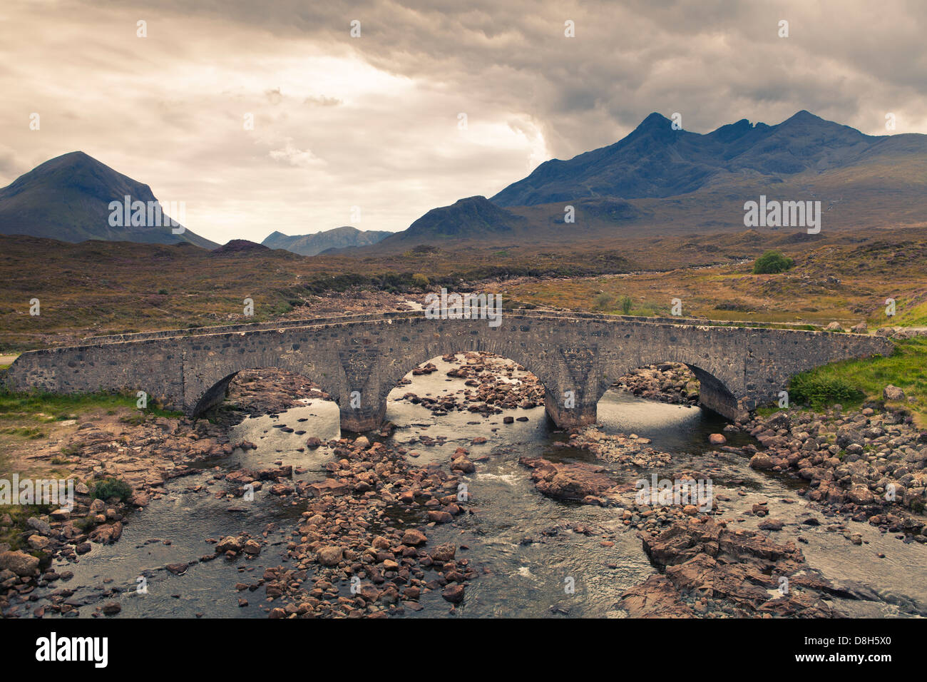 Il Vecchio Ponte sul Fiume Sligachan davanti al nero colline Cuilin, Isola di Skye in Scozia Foto Stock