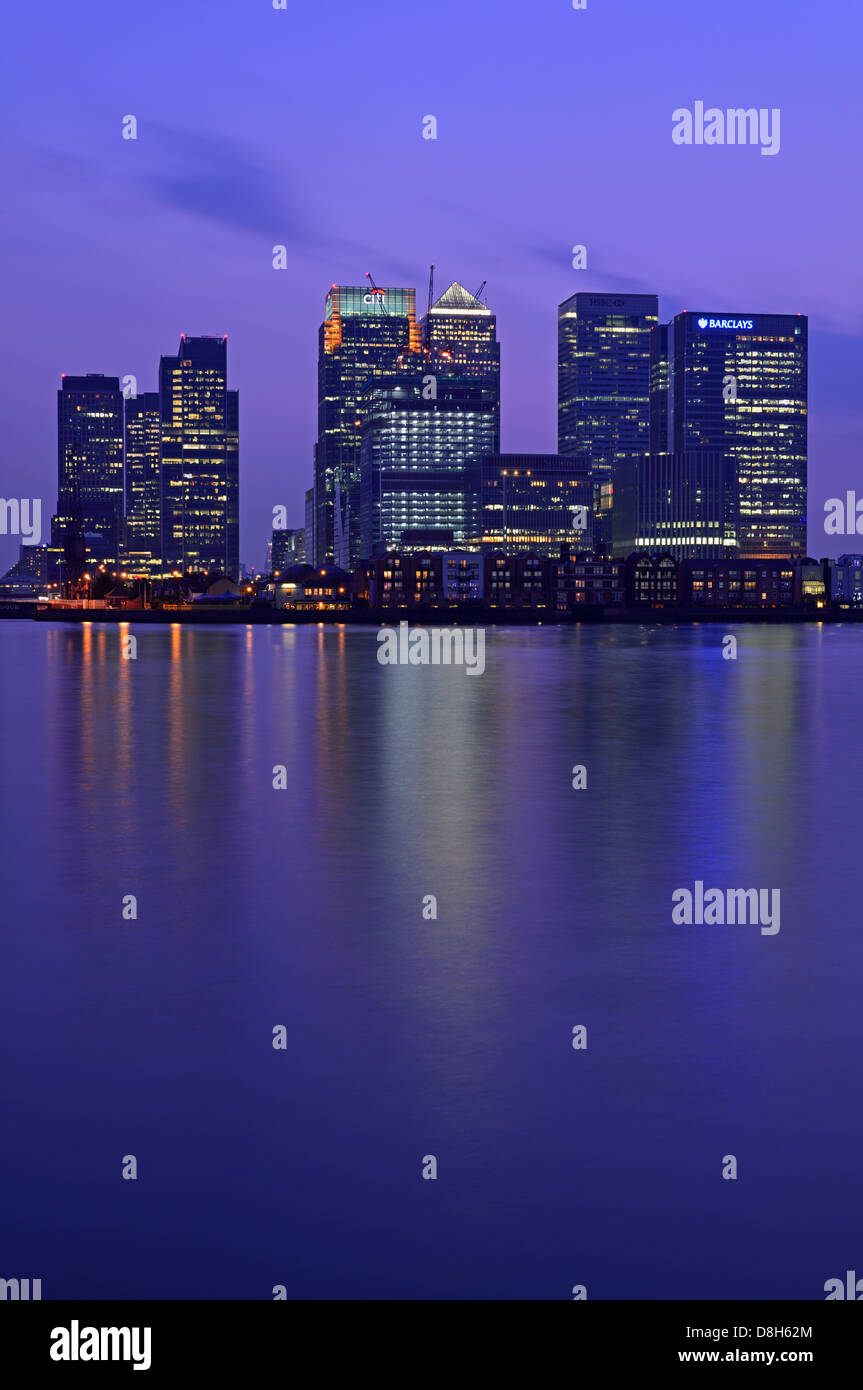 Canary Wharf Estate al crepuscolo si riflette nel Tamigi, Londra. E14, Regno Unito Foto Stock