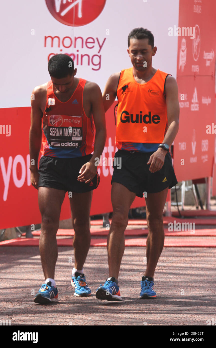 Serna Moreno & Elkin Alonso (Guida) della Colombia completare il T11, T12, T13 mens 2013 VIRGIN LONDON MARATHON Foto Stock
