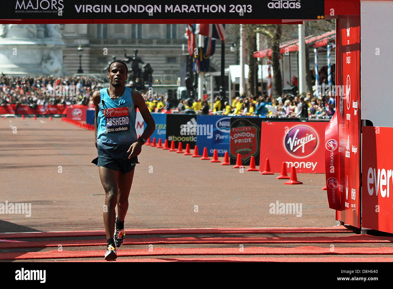Ayele ABSHERO dell Etiopia termina l uomo 2013 VIRGIN LONDON MARATHON Foto Stock