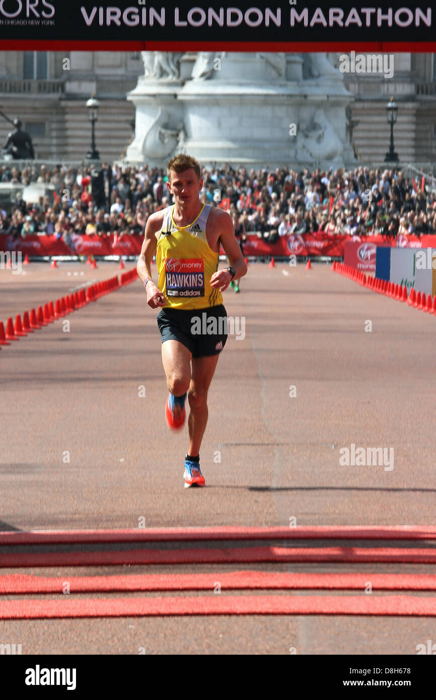 Derek Hawkins di GB termina l uomo 2013 VIRGIN LONDON MARATHON Foto Stock