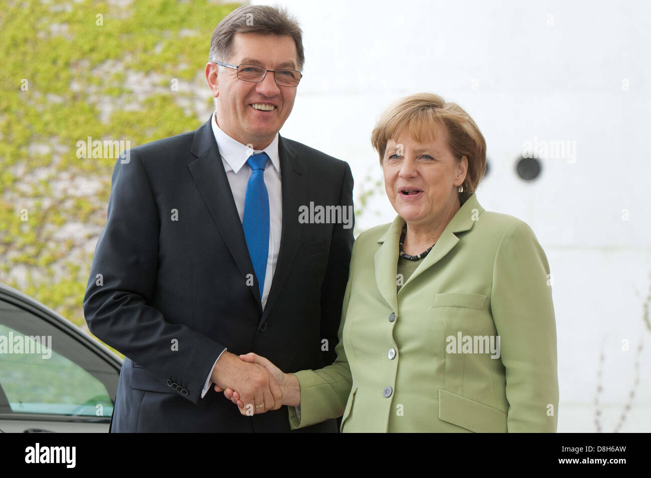 Il cancelliere tedesco Angela Merkel riceve il Premier lituano Algirdas Butkevicius presso la cancelleria di Berlino, Germania, 29 maggio 2013. Foto: MAURIZIO GAMBARINI Foto Stock