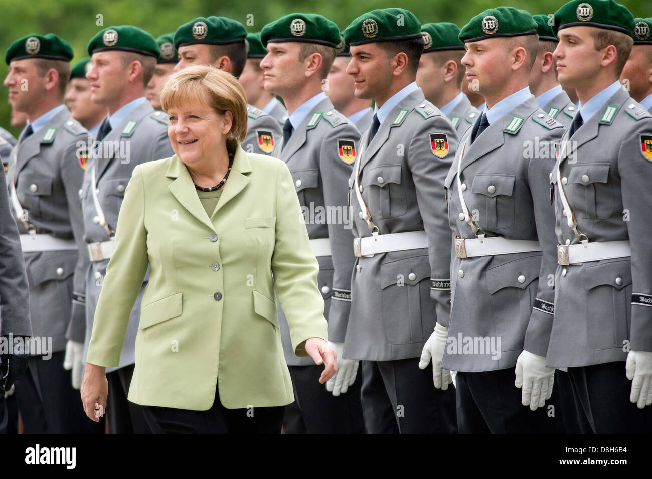 Il cancelliere tedesco Angela Merkel riceve il Premier lituano Algirdas Butkevicius (non illustrato) con gli onori militari presso la cancelleria di Berlino, Germania, 29 maggio 2013. Foto: MAURIZIO GAMBARINI Foto Stock