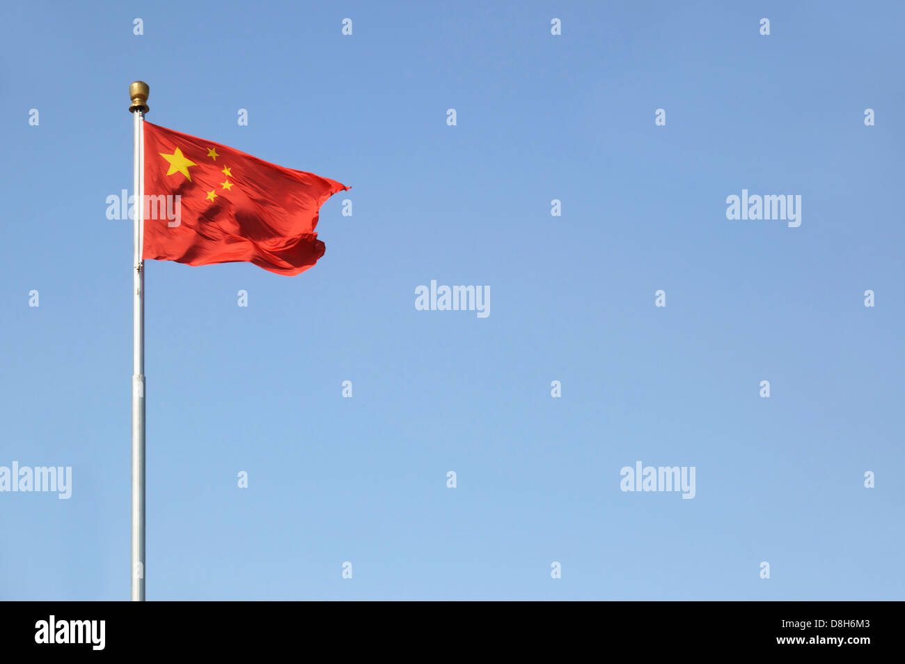 Cina bandiera nazionale contro il cielo blu Foto Stock