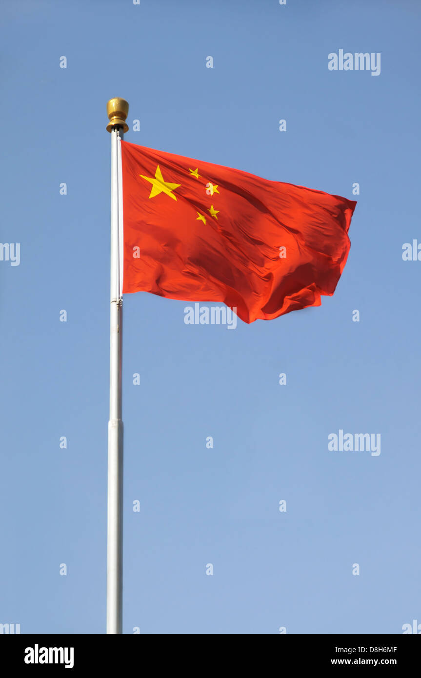 Bandiera nazionale cinese isolata contro il cielo blu Foto Stock