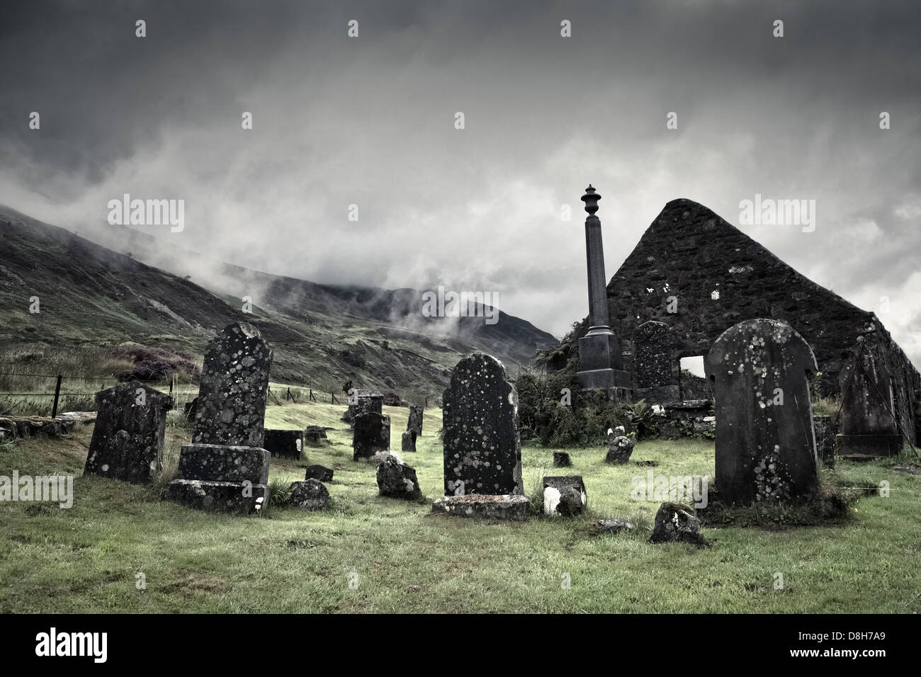 Vecchio Cimitero nel villaggio di Dornie, Scozia Foto Stock
