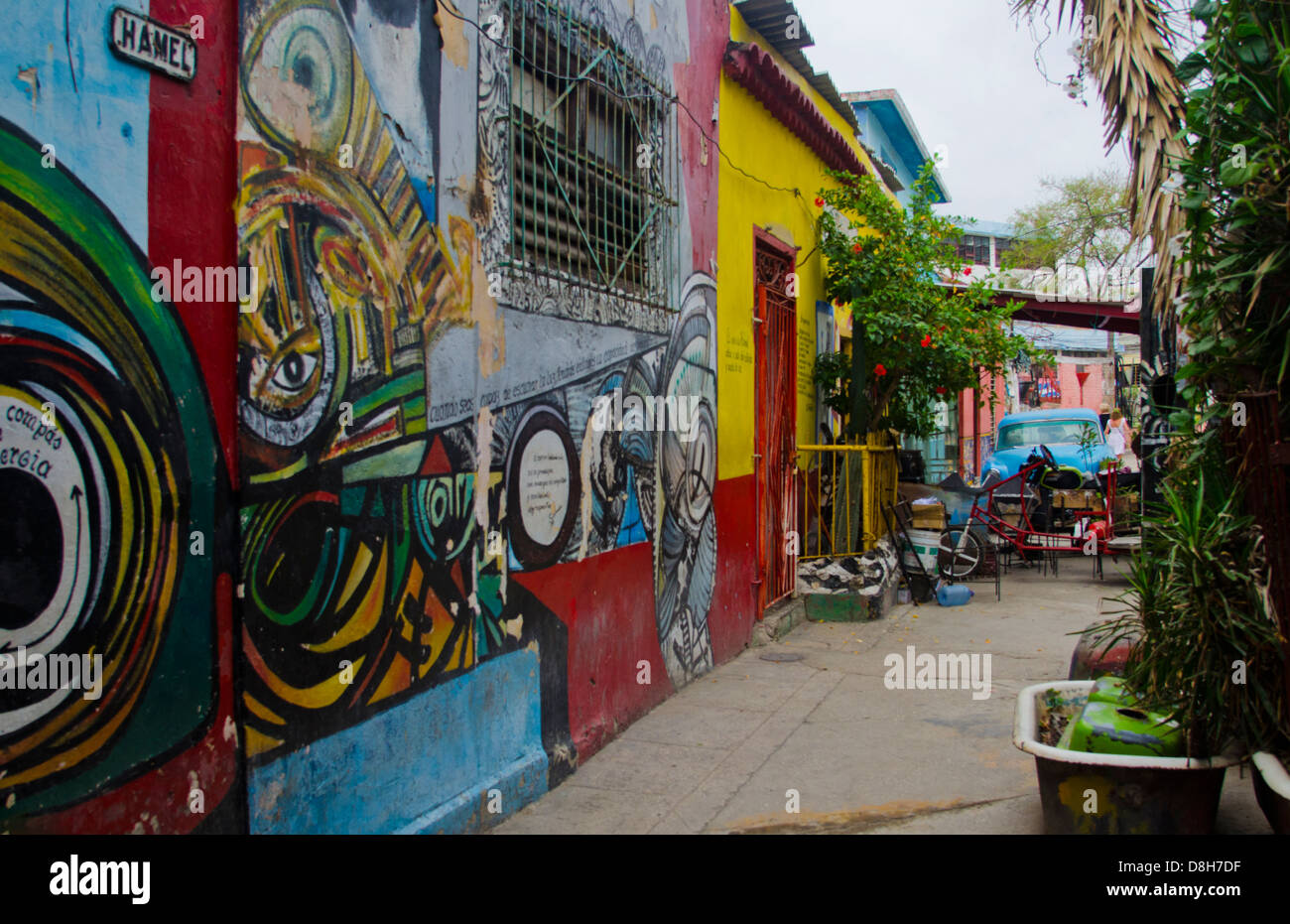 L'Avana Cuba crazy artwork e vasche sulla parete di Hamel Street Alley con artisti e creazioni selvatico Foto Stock