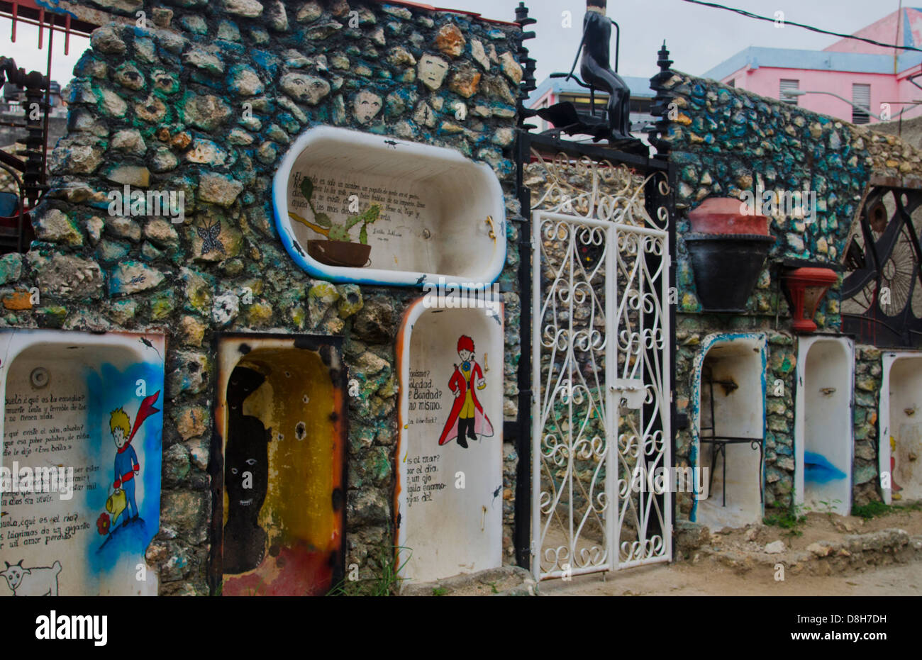 L'Avana Cuba crazy artwork e vasche sulla parete di Hamel Street Alley con artisti e creazioni selvatico Foto Stock