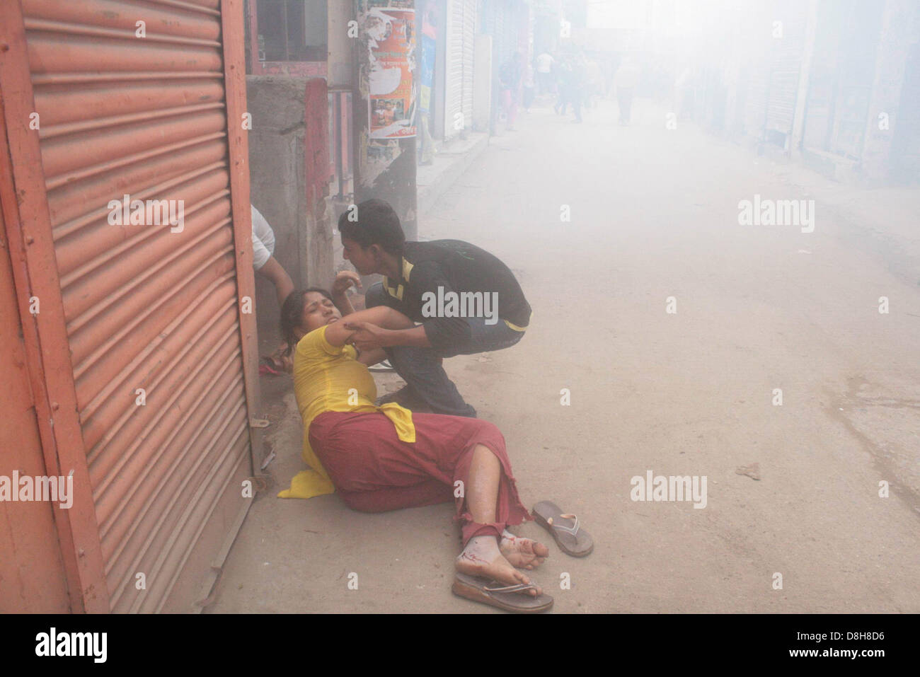 Dacca in Bangladesh 29 maggio 2013. Indumento protesta dei lavoratori nella zona di mirpur per aumentare al loro stipendio e i salari. Ci sono stati alcuni scontri con la polizia e un numero di manifestanti sono stati feriti. Credito: zakir hossain chowdhury zakir / Alamy Live News Foto Stock