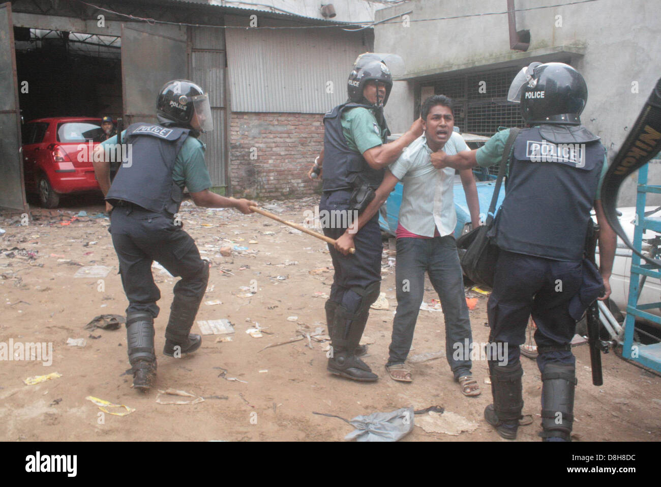 Dacca in Bangladesh 29 maggio 2013. Indumento protesta dei lavoratori nella zona di mirpur per aumentare al loro stipendio e i salari. Ci sono stati alcuni scontri con la polizia e un numero di manifestanti sono stati feriti. Credito: zakir hossain chowdhury zakir / Alamy Live News Foto Stock