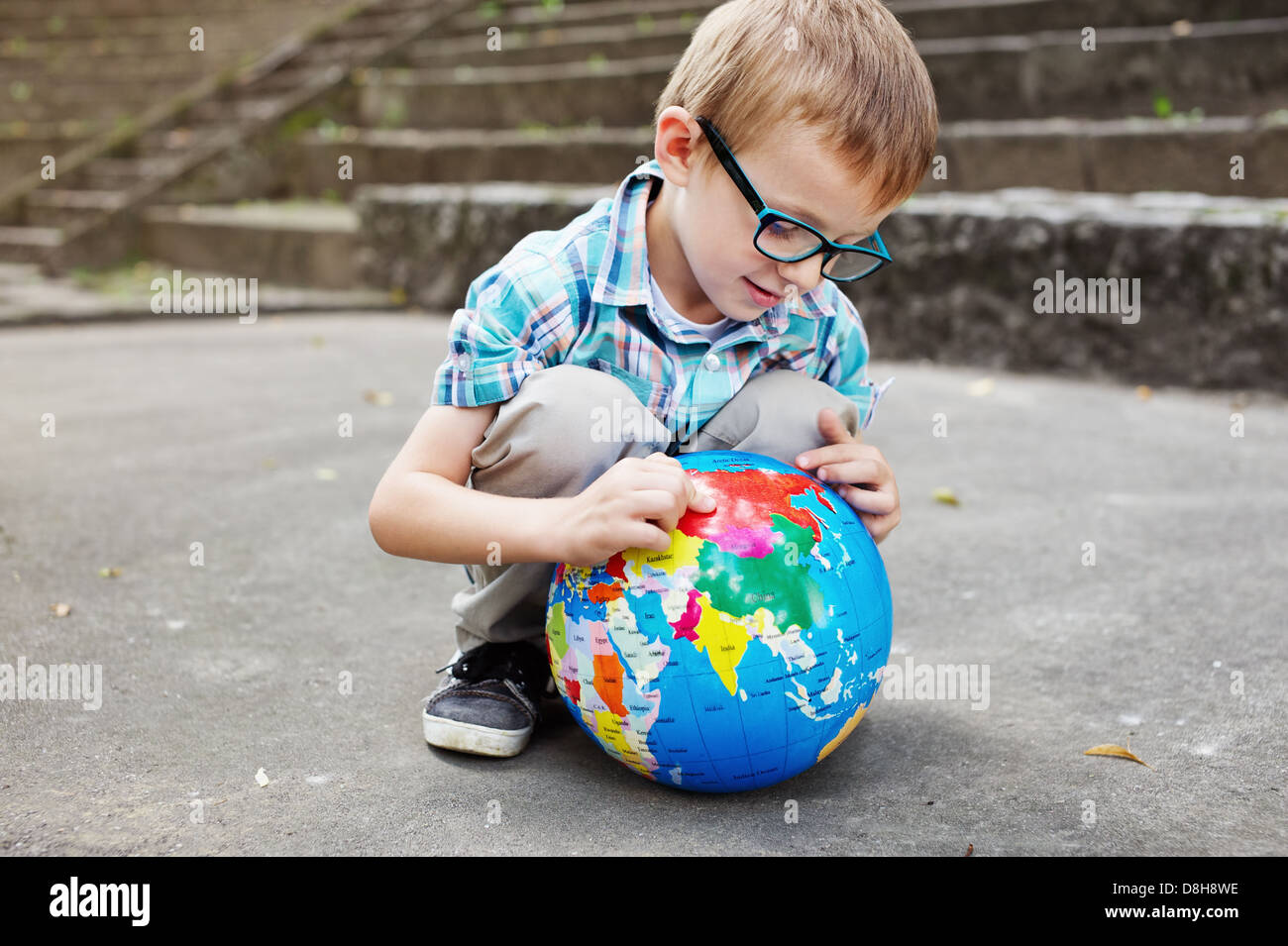 Tempo per la scuola. Il capretto con globo. Foto Stock