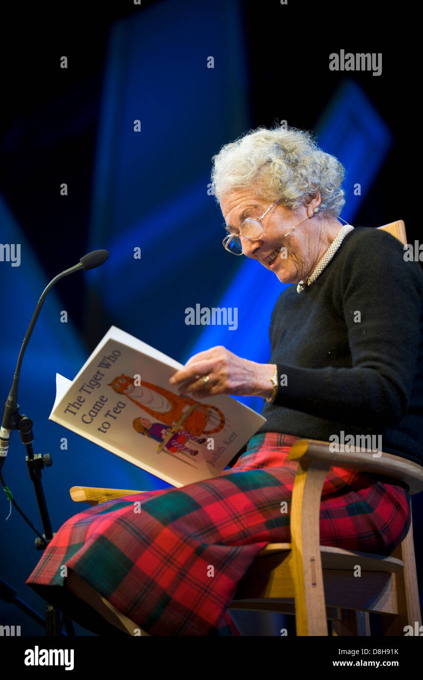 Judith Kerr leggendo il suo libro per bambini "The Tiger Who Came To Tea' sul palco a Hay Festival 2013 Hay on Wye Powys Wales UK Foto Stock