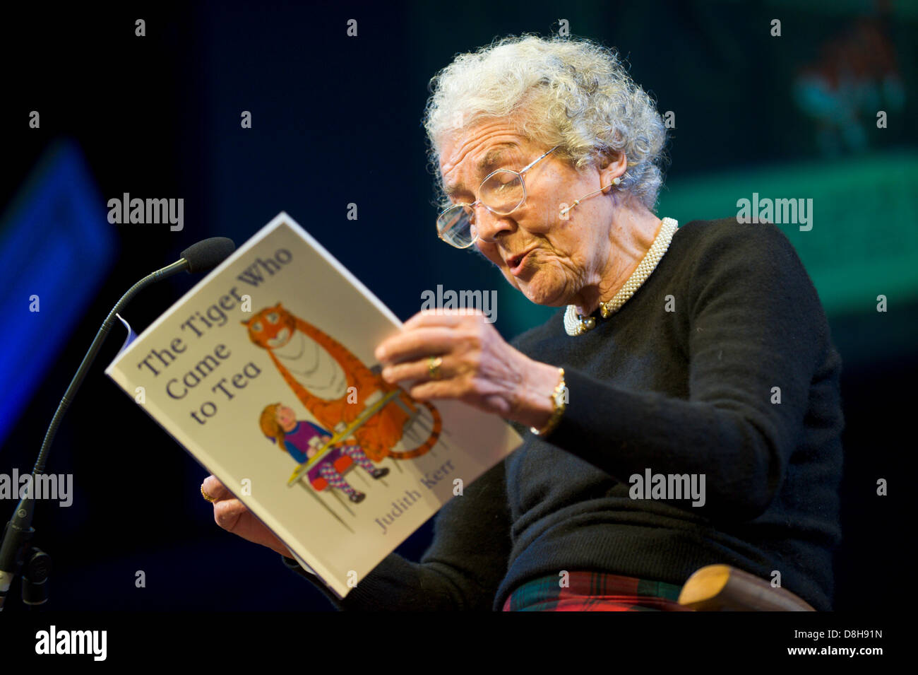 Judith Kerr leggendo il suo libro per bambini "The Tiger Who Came To Tea' sul palco a Hay Festival 2013 Hay on Wye Powys Wales UK Foto Stock