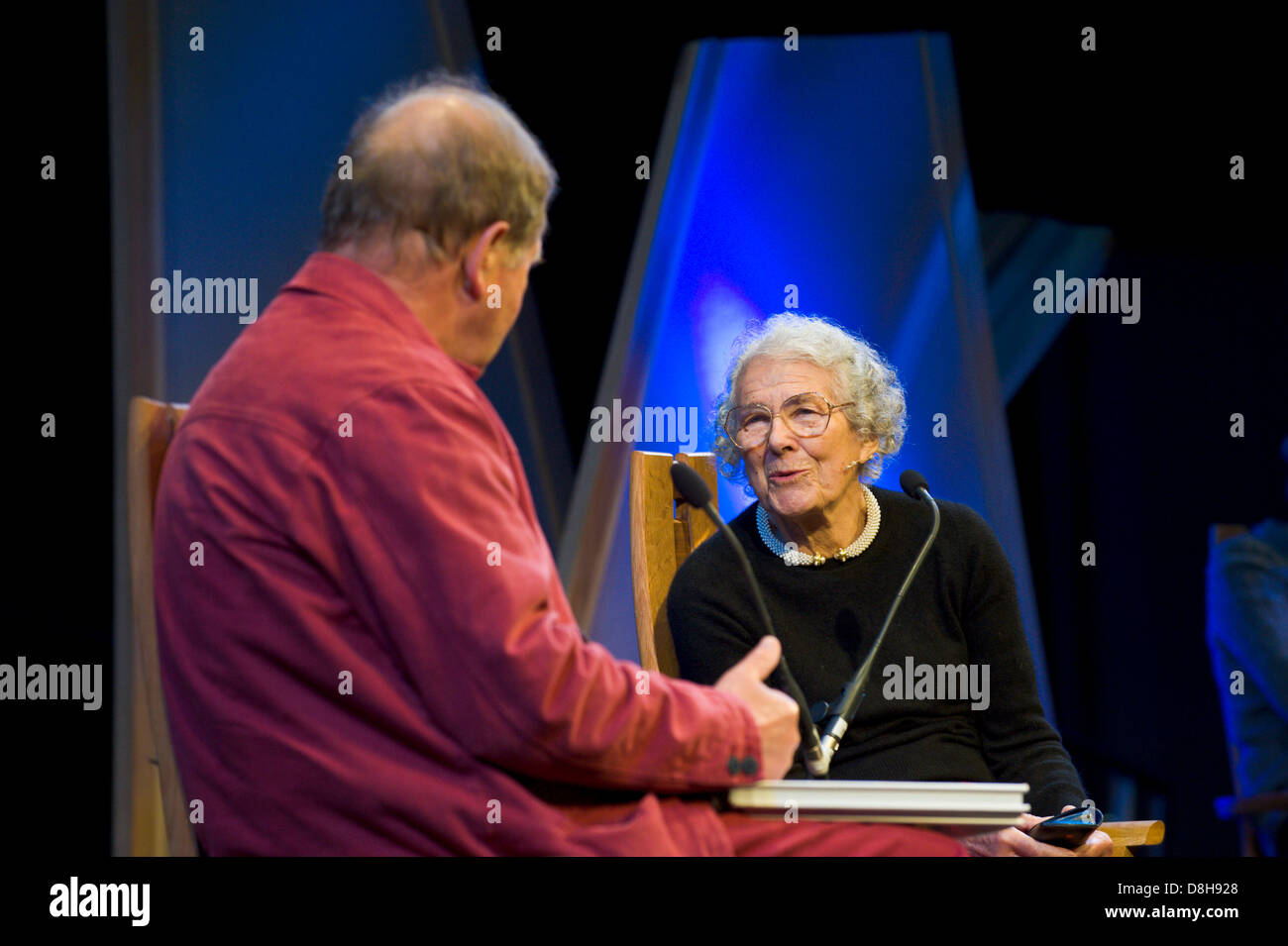 Judith Kerr & Michael Morgurgo leggendo il suo libro per bambini "The Tiger Who Came To Tea' sul palco a Hay Festival 2013 Foto Stock