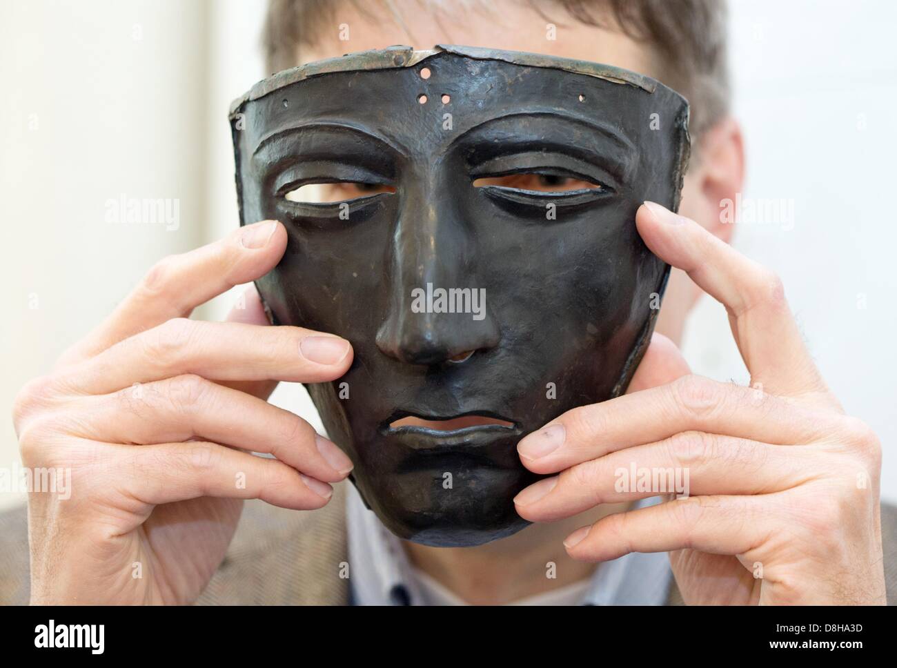 Una replica ferro legionario romano maschera è raffigurato a Osnabrück, Germania, 29 maggio 2013. Osnabrueck University è presentare i risultati attuali della ricerca nella battaglia della foresta di Teutoburgo. Si tratta di un nuovo libro su il bottino di guerra catturato dai popoli germanici in Kalkriese. Foto: FRISO GENTSCH Foto Stock