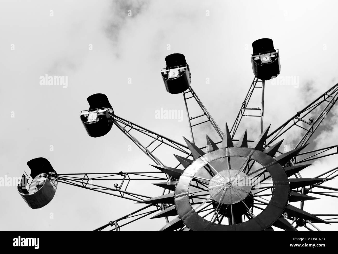 Abbandonato ruota panoramica Ferris in un parco di divertimenti di Stone Town Zanzibar, Tanzania Africa Foto Stock