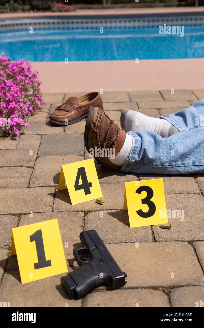 Prova i marcatori in corrispondenza pistola omicidio della scena del crimine Foto Stock