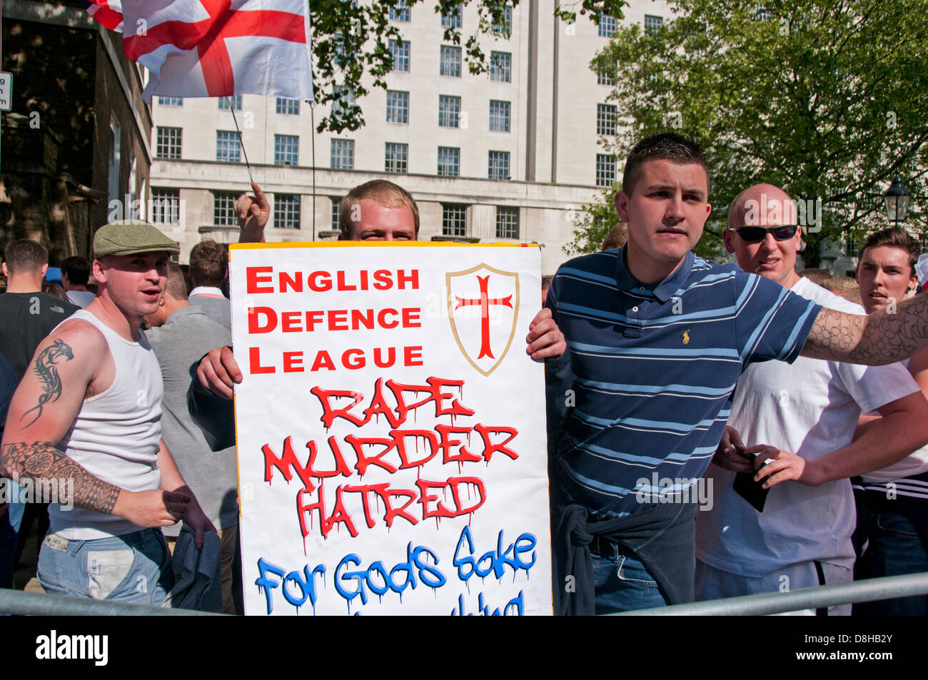 Ala destra della Difesa inglese League (EDL) sostenitori protesta a Whitehall dopo la morte del batterista Lee Rigby a Woolwich 27.05. Foto Stock