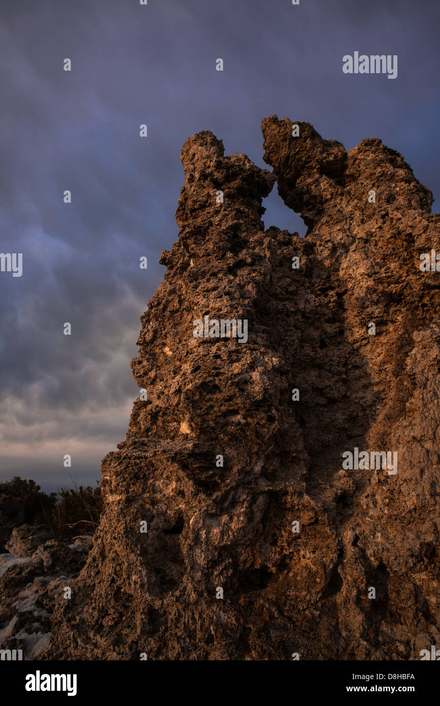 Mono Lago di tufo Pinnacle nella luce della sera contro un variopinto cielo molto nuvoloso Foto Stock