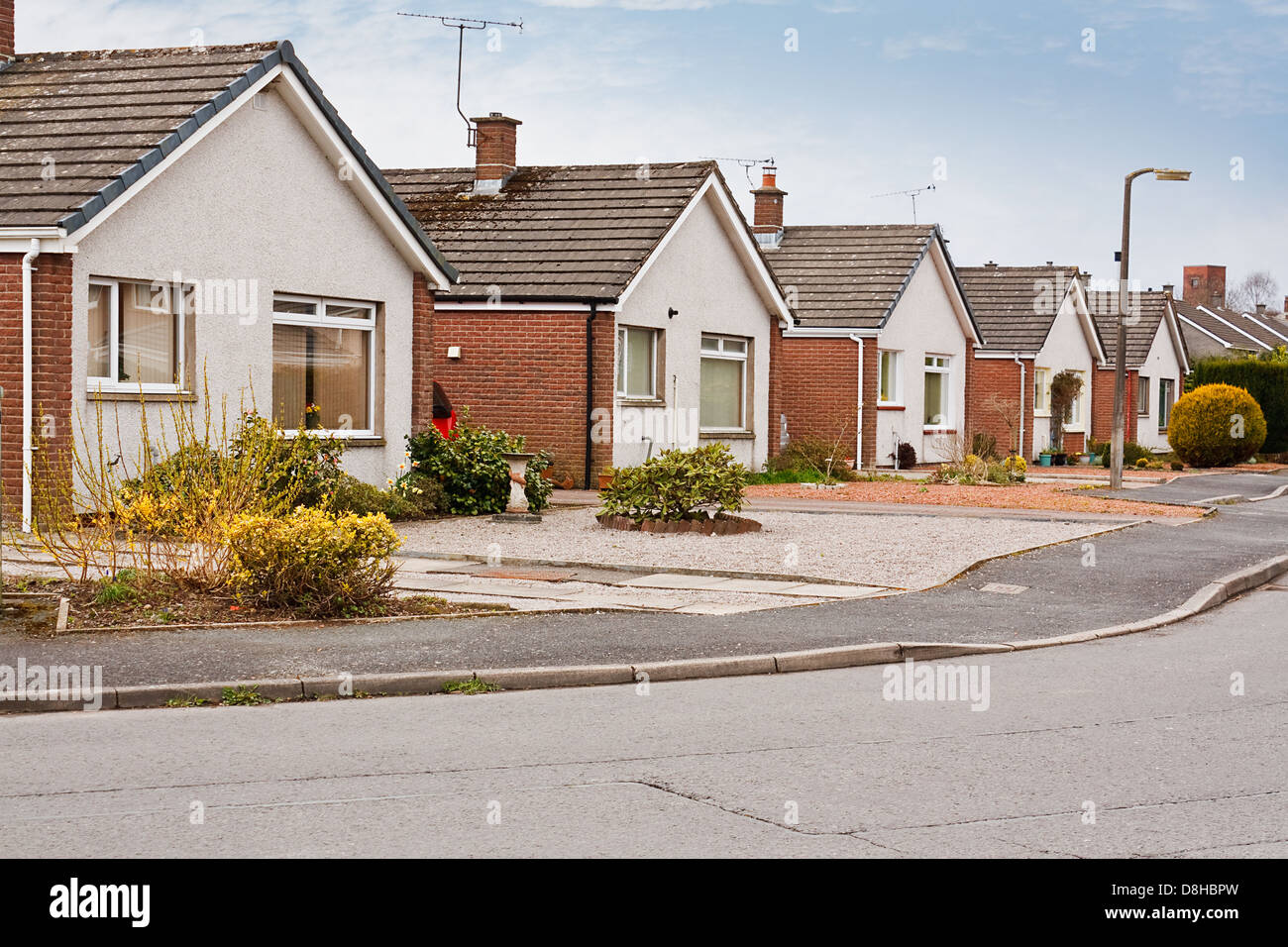Fila di moderni bungalows suburbani su un alloggiamento estate in suburbia Foto Stock