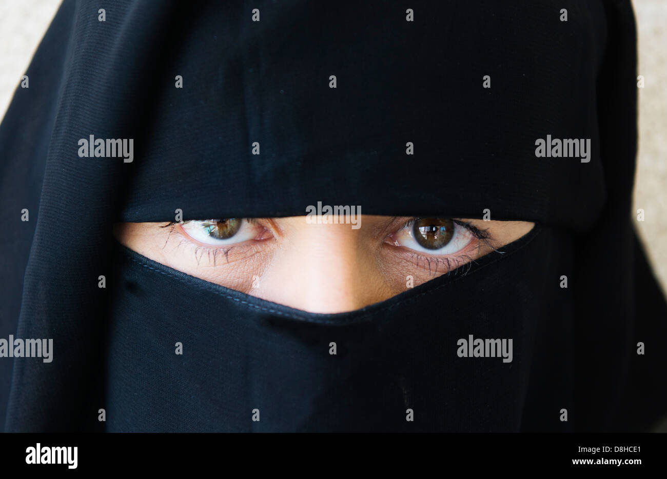 La donna araba indossando il tradizionale nero faccia niqab la copertura Foto Stock