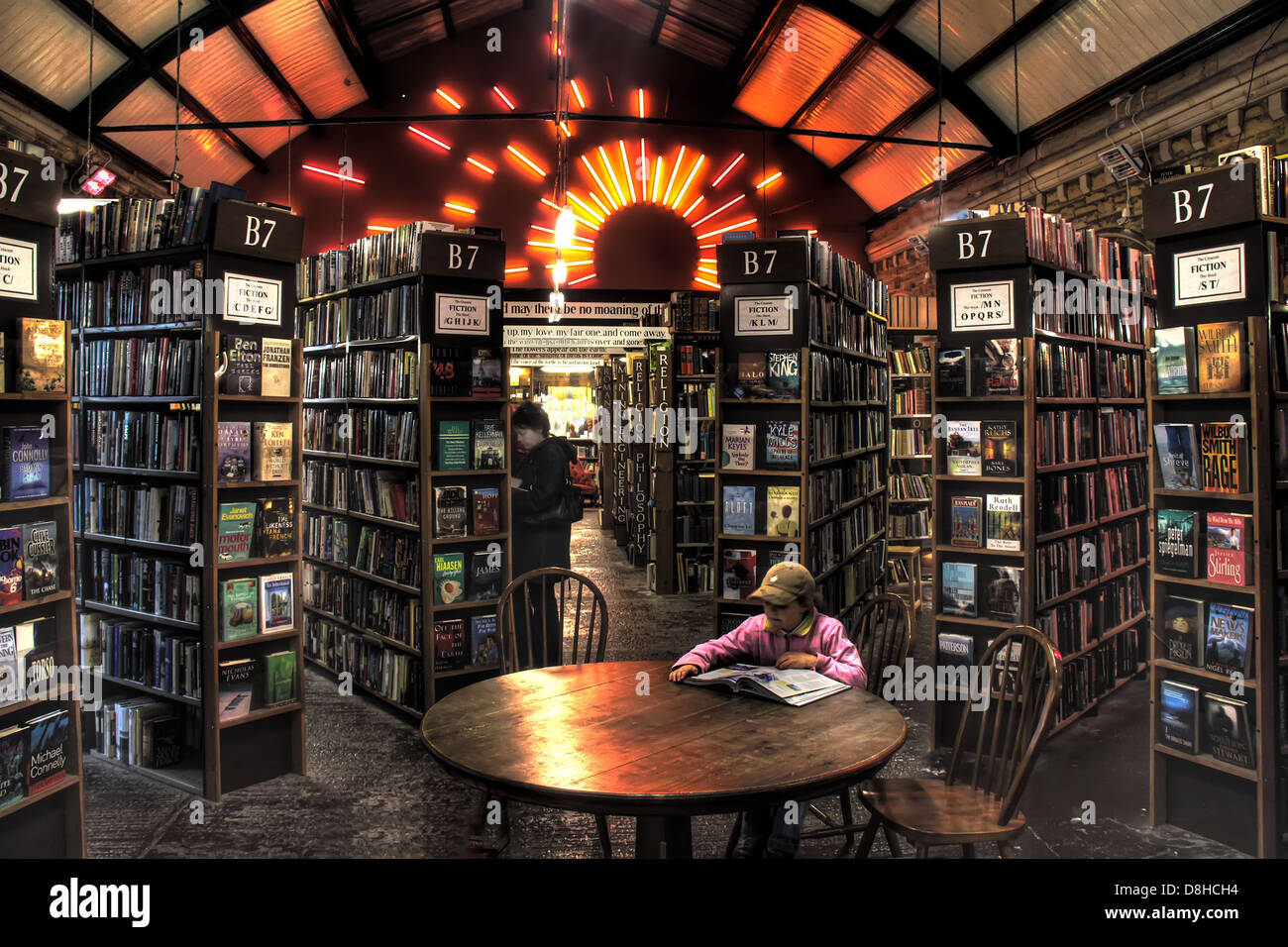 Giovane la lettura di libri di baratto Alnwick Northumberland Foto Stock