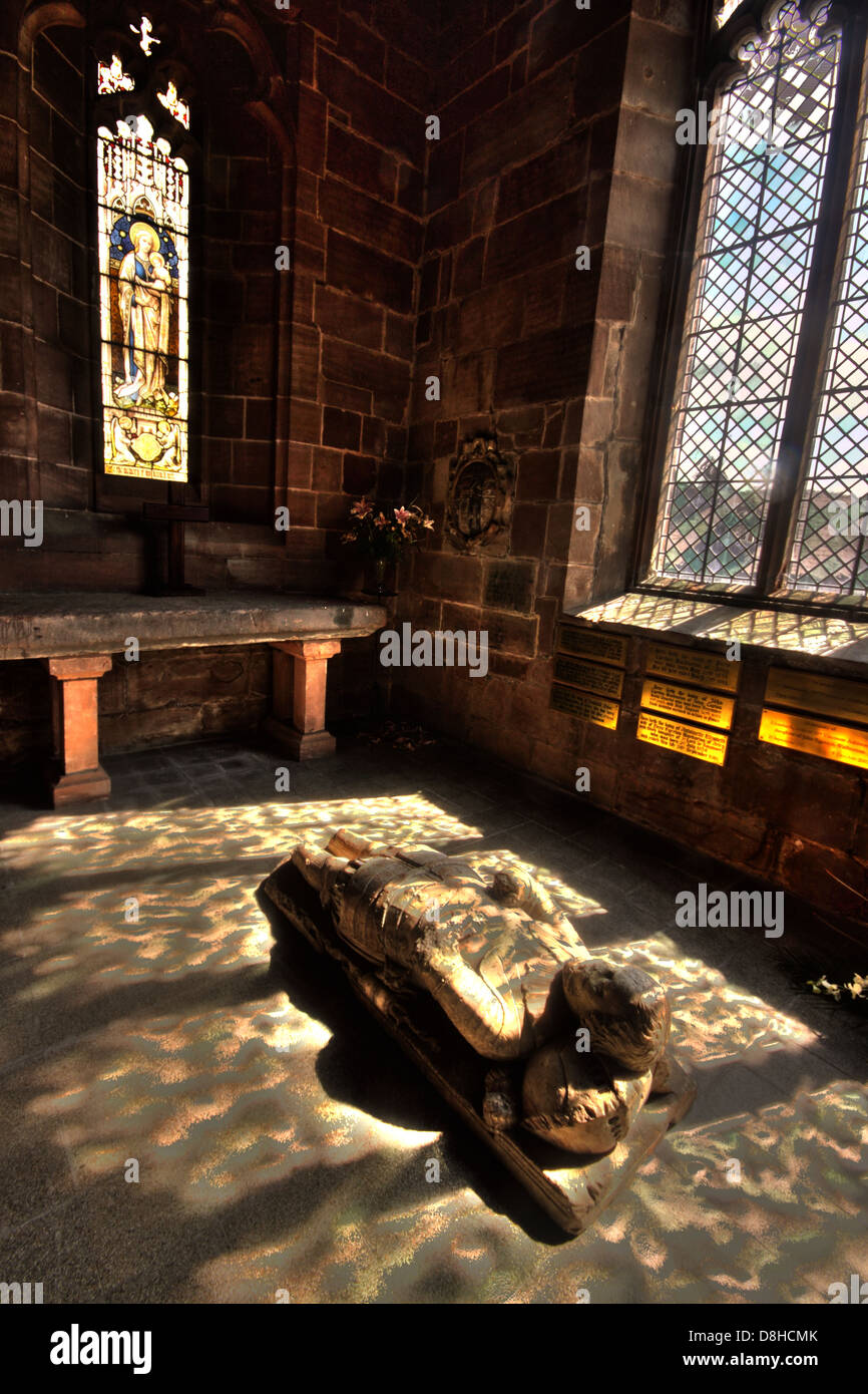 Warburton Cappella John Warburton, St Marys Chiesa crusader statua nella piccola cappella, GT Budworth Cheshire England Regno Unito Foto Stock