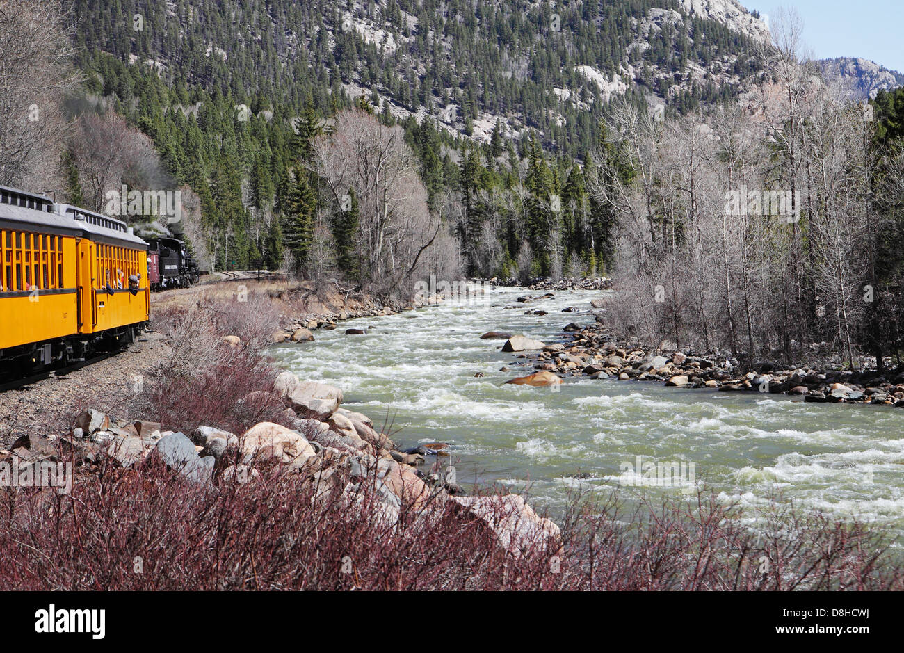 La Durango a Silverton locomotiva della cottura a vapore lungo il Fiume Animas verso Silverton Foto Stock