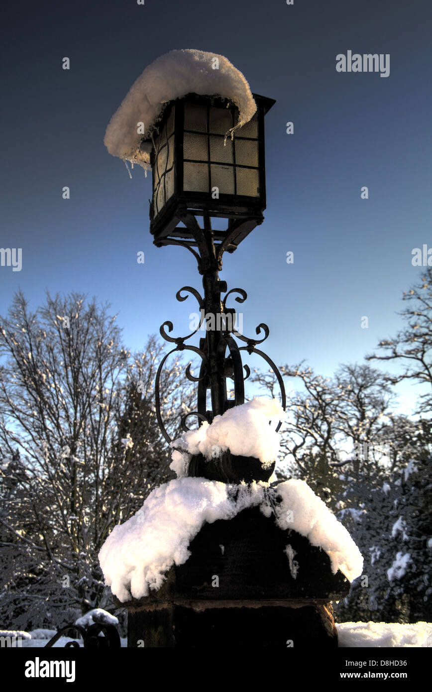 La neve su un churchgate lampada. Nevicate invernali nel villaggio Grappenhall, Warrington Cheshire, Inghilterra, Regno Unito Foto Stock