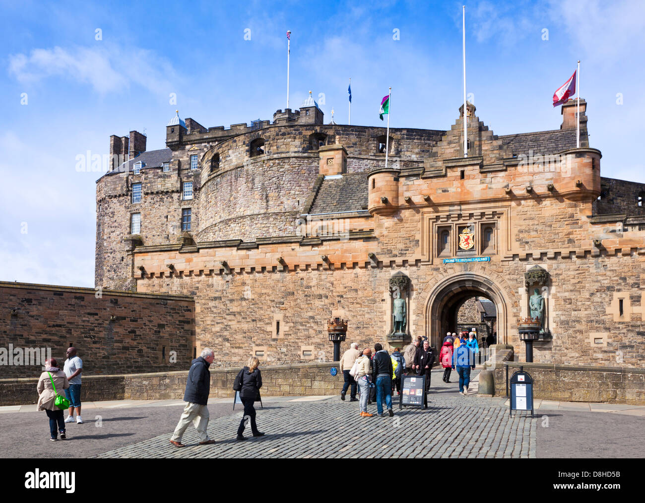Castello di Edimburgo Scozia i turisti di Edimburgo fuori dall'ingresso al Castello di Edimburgo nel centro storico di Edimburgo Midlothian Scotland UK GB Europe Foto Stock