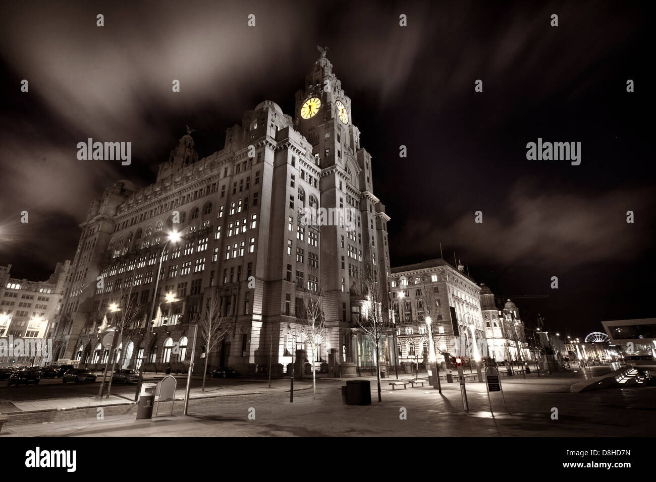 Immagine del tramonto del Royal Liver Building, sul molo di Liverpool, Merseyside, Inghilterra, al Pier Head Foto Stock