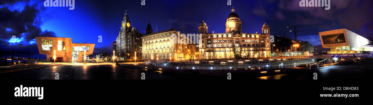 Il crepuscolo del panorama delle tre Grazie sul dock Liverpool davanti al Pier Head Foto Stock