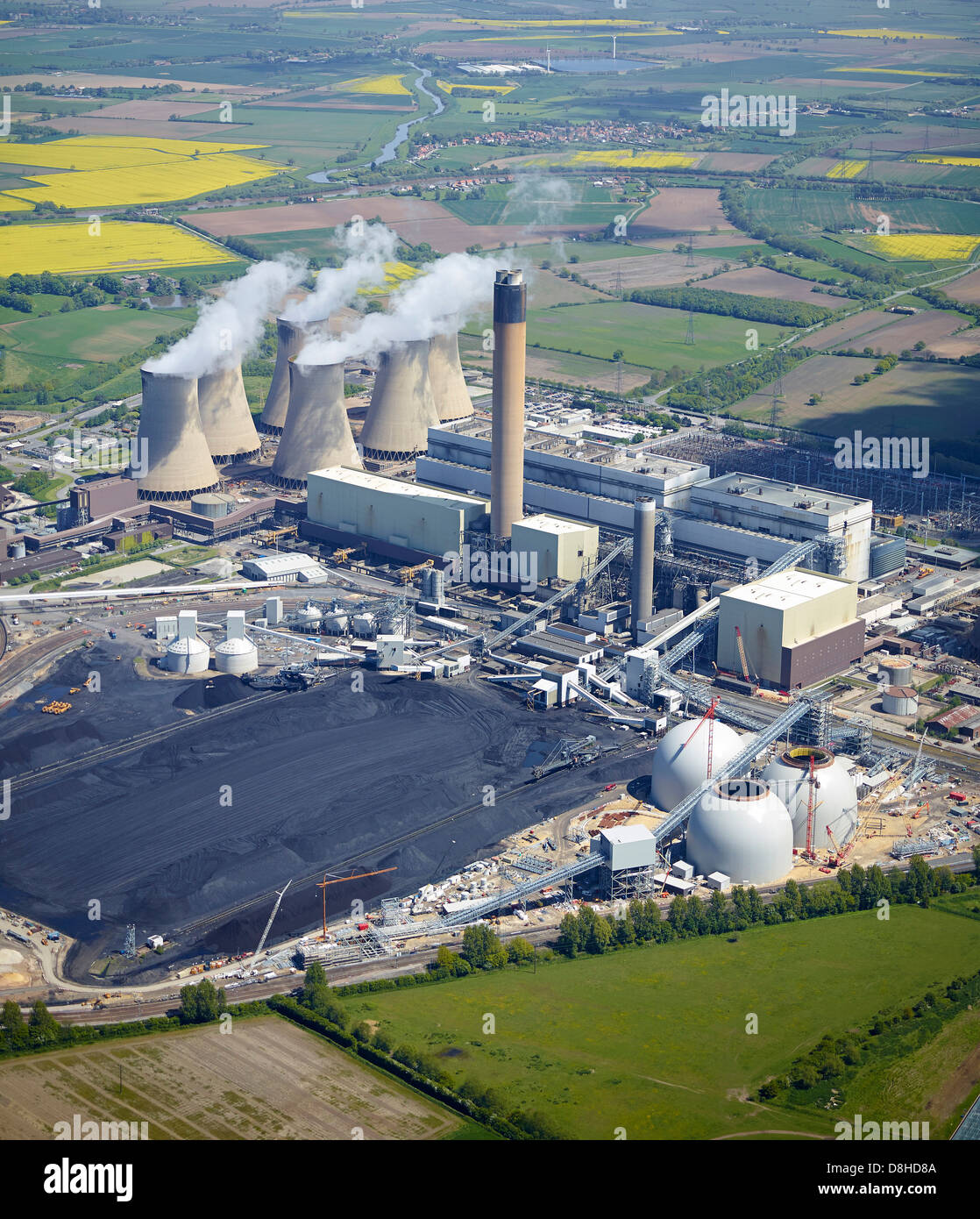 Le unità di storage per la biomassa combustibile essendo costruito in corrispondenza di Drax Power Station, nello Yorkshire, nell'Inghilterra del Nord Foto Stock