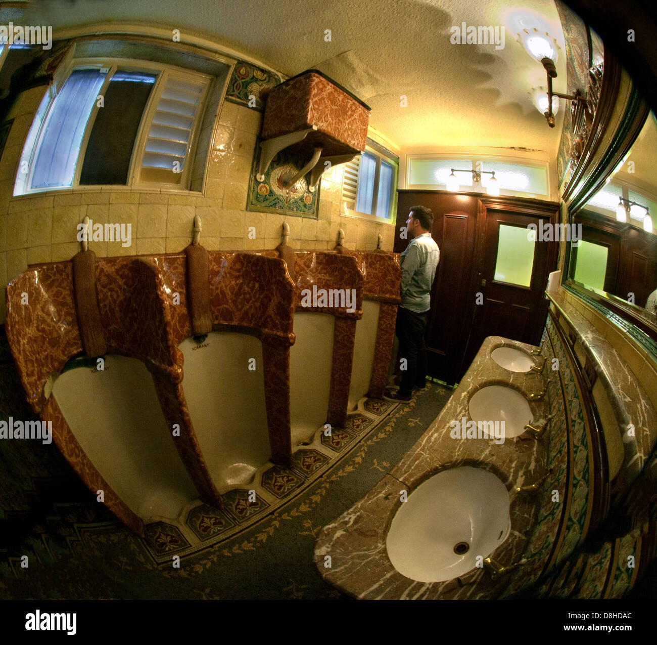 Il famoso Hope St, Phillarmonic Pub urinals, Liverpool Inghilterra Regno Unito Foto Stock