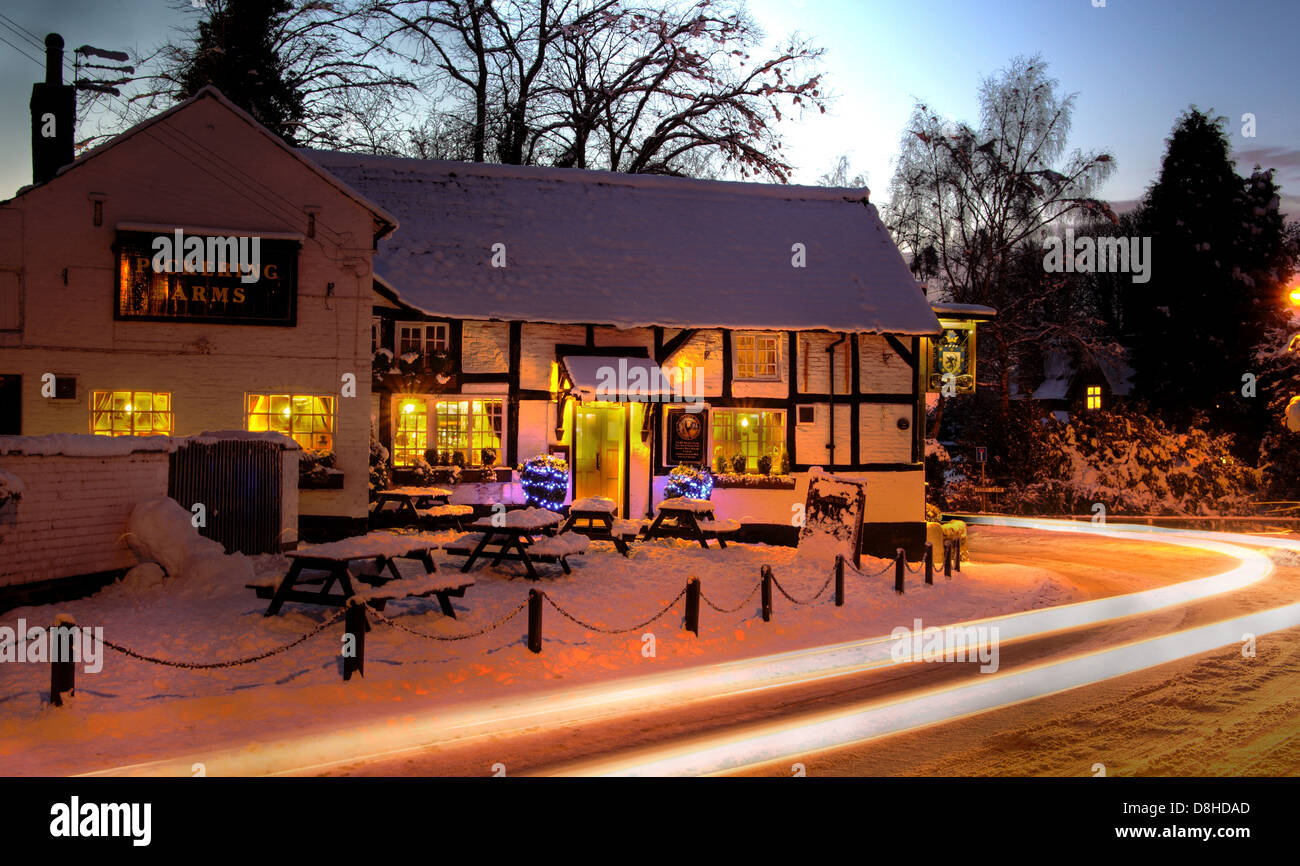 Il Pickerings Arms Pub a Thelwall In inverno la neve a sud Warrington Cheshire Night immagine Inghilterra REGNO UNITO Foto Stock