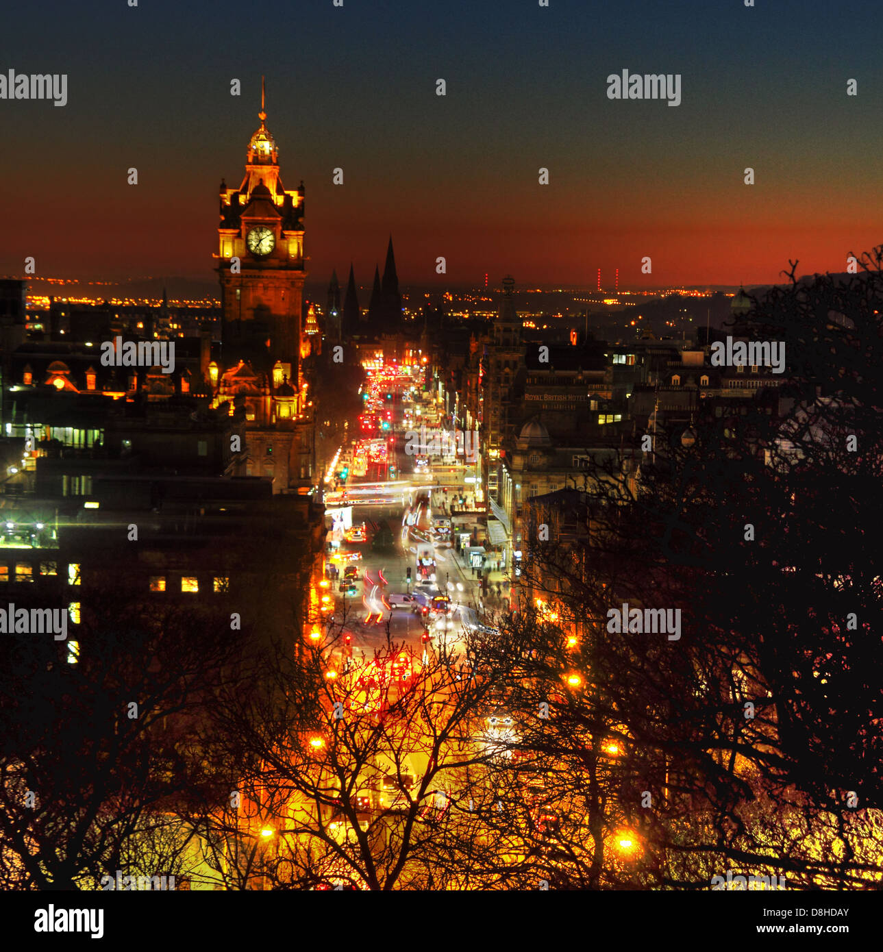 La città di Edimburgo di notte Princes St crepuscolo glow dalle prime ore della serata il traffico, Calton Hill Foto Stock
