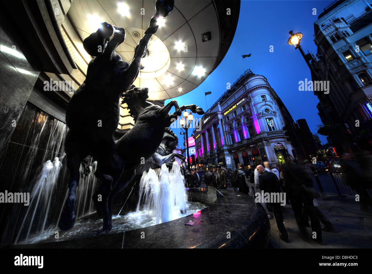 I Cavalli di Helios by Rudy Weller Haymarket vicino a Piccadilly Circus di Londra al crepuscolo Foto Stock