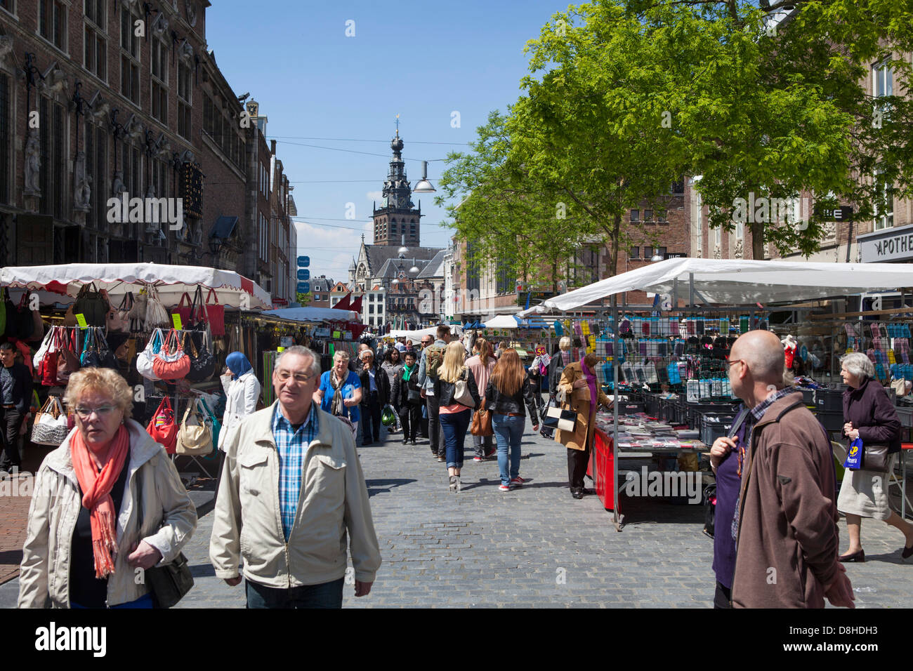 Giorno di mercato al centro storico di Nijmegen nei Paesi Bassi Foto Stock