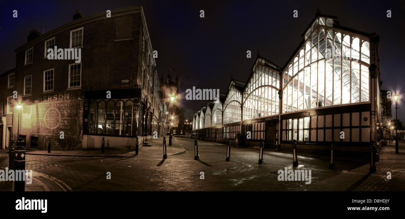 Stockport Marketplace al crepuscolo, Churchgate, Stockport SK1 1YJ Greater Manchester, in Inghilterra, Regno Unito Foto Stock