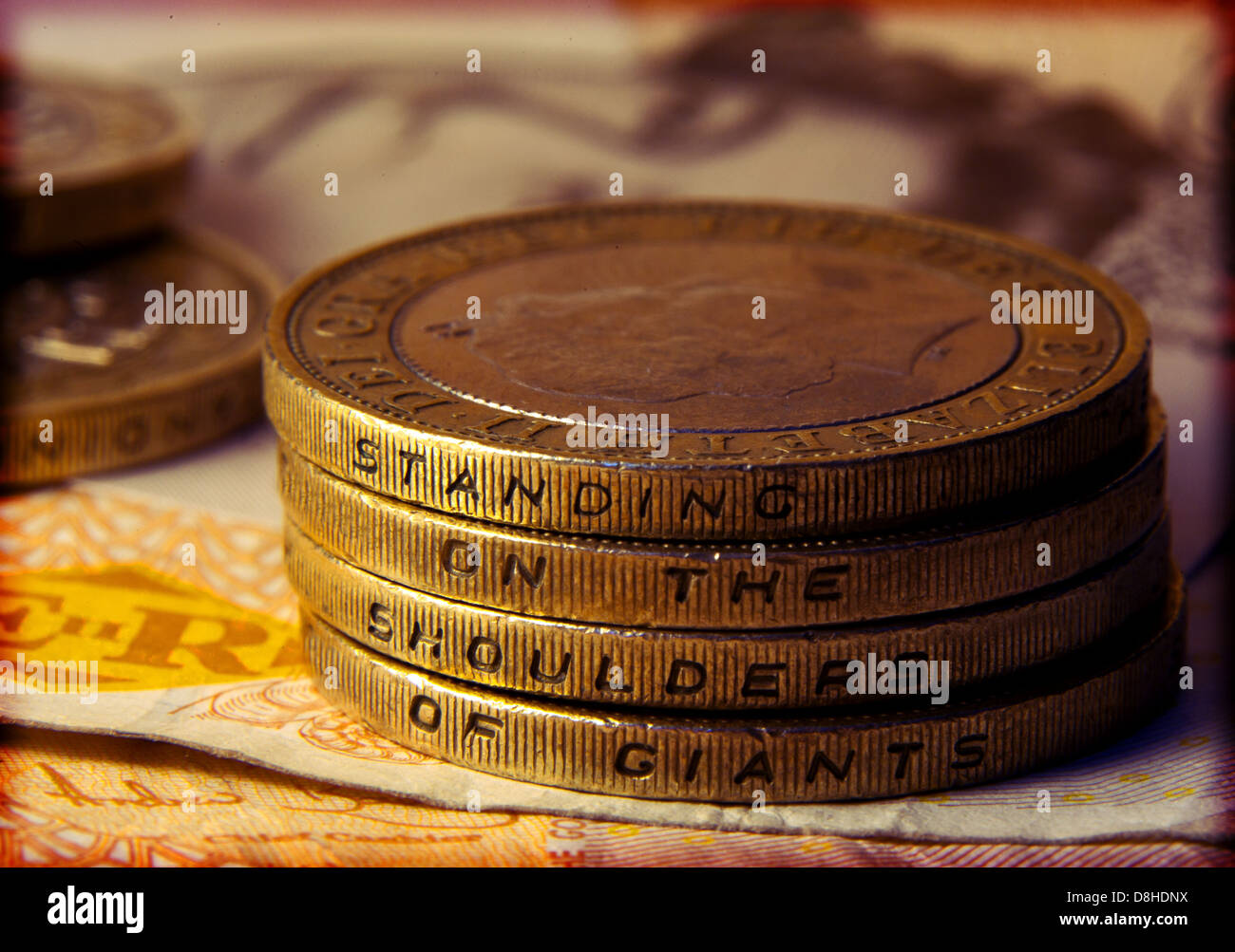 British pound due monete che mostra le parole in piedi sulla spalla dei giganti Foto Stock