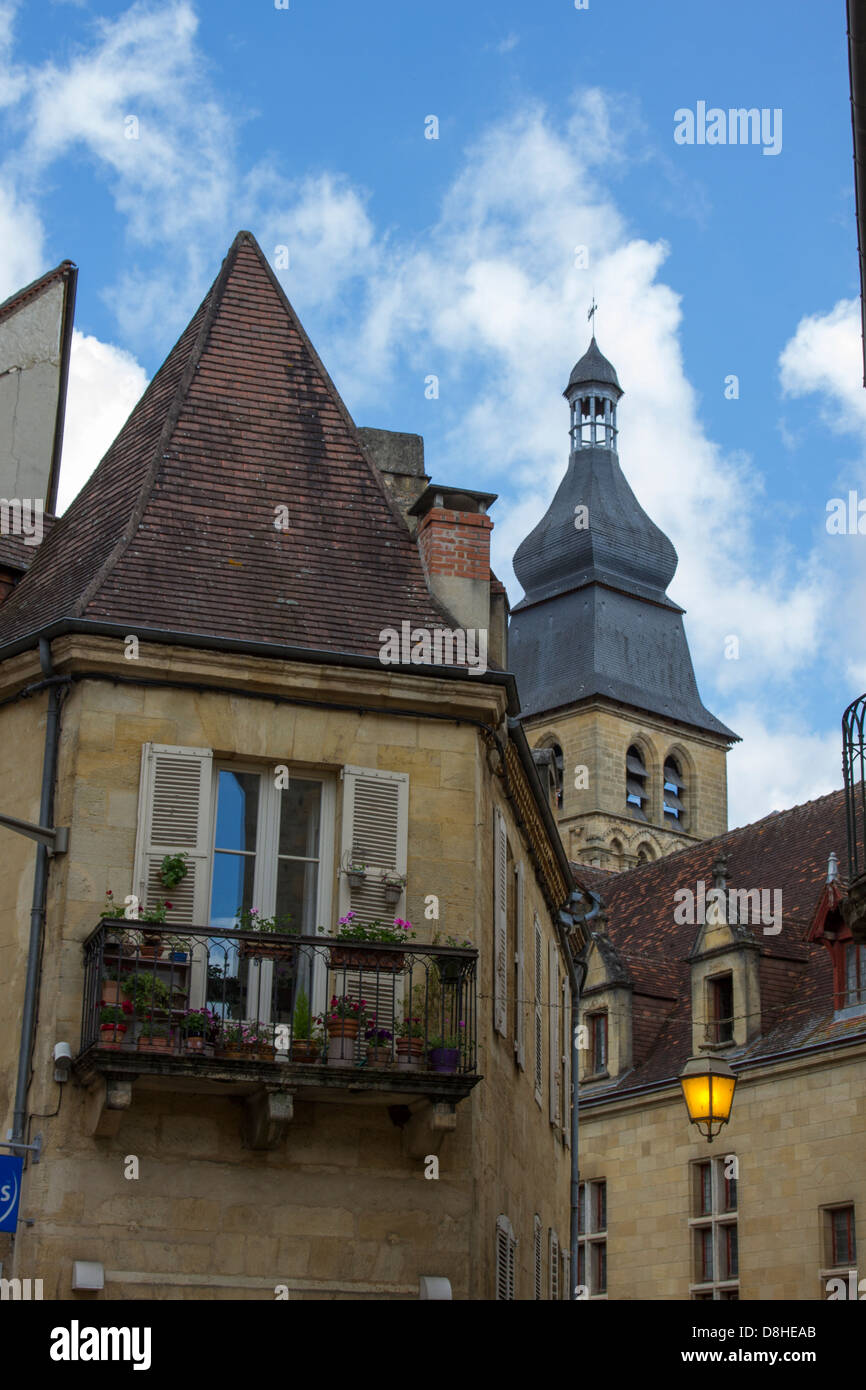 Il campanile della cattedrale Saint-Sacerdos emerge al di sopra di incantevole borgo medievale di edifici di pietra arenaria in a Sarlat, Dordogne Regione Francia Foto Stock