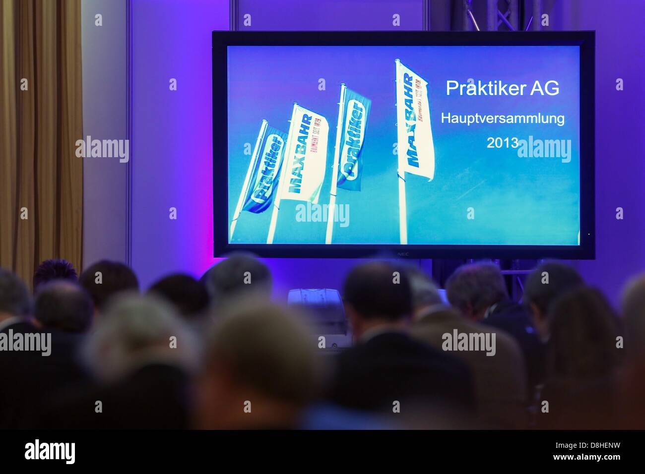 L'evento viene scritto su un grande schermo durante la riunione degli azionisti a Praktiker AG ad Amburgo, Germania, 29 maggio 2013. Foto: BODO SEGNA Foto Stock