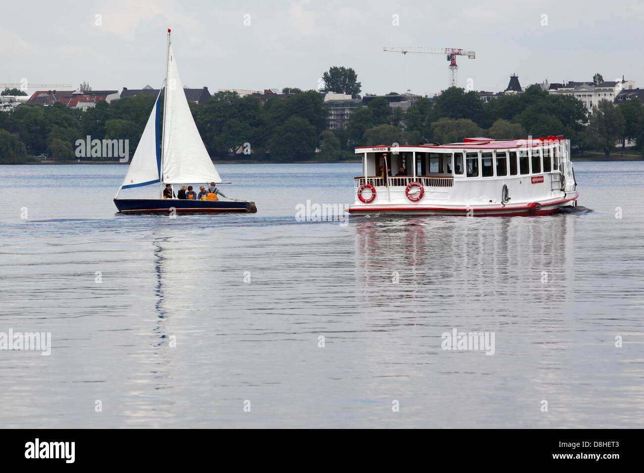 Barche a vela nel bel tempo sulle rive del Lago Alster Amburgo, Germania, 29 maggio 2013. Foto: BODO SEGNA Foto Stock
