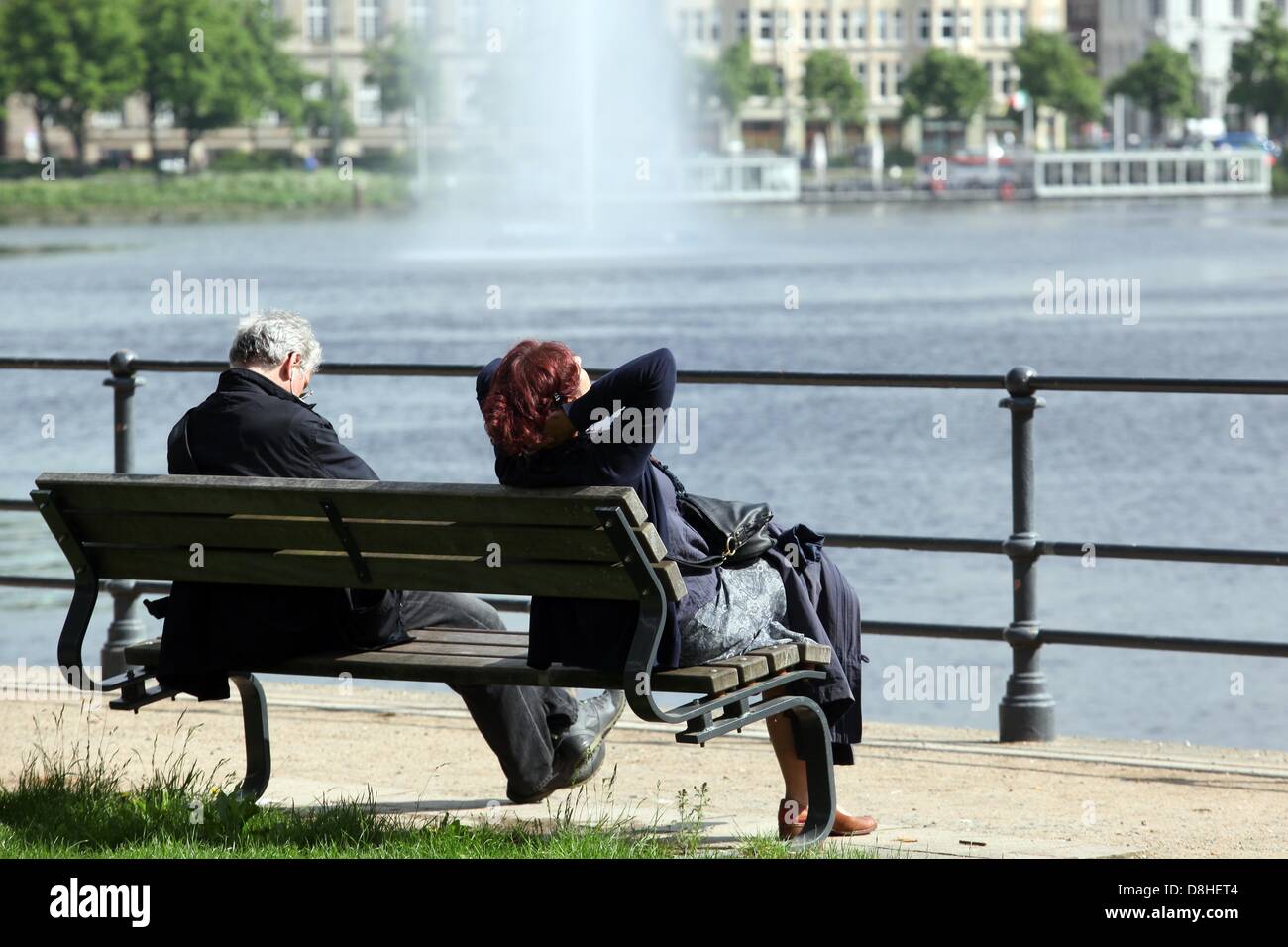 Persone a sedersi su una panchina nel parco sulle rive del Lago Alster Amburgo, Germania, 29 maggio 2013. Foto: BODO SEGNA Foto Stock
