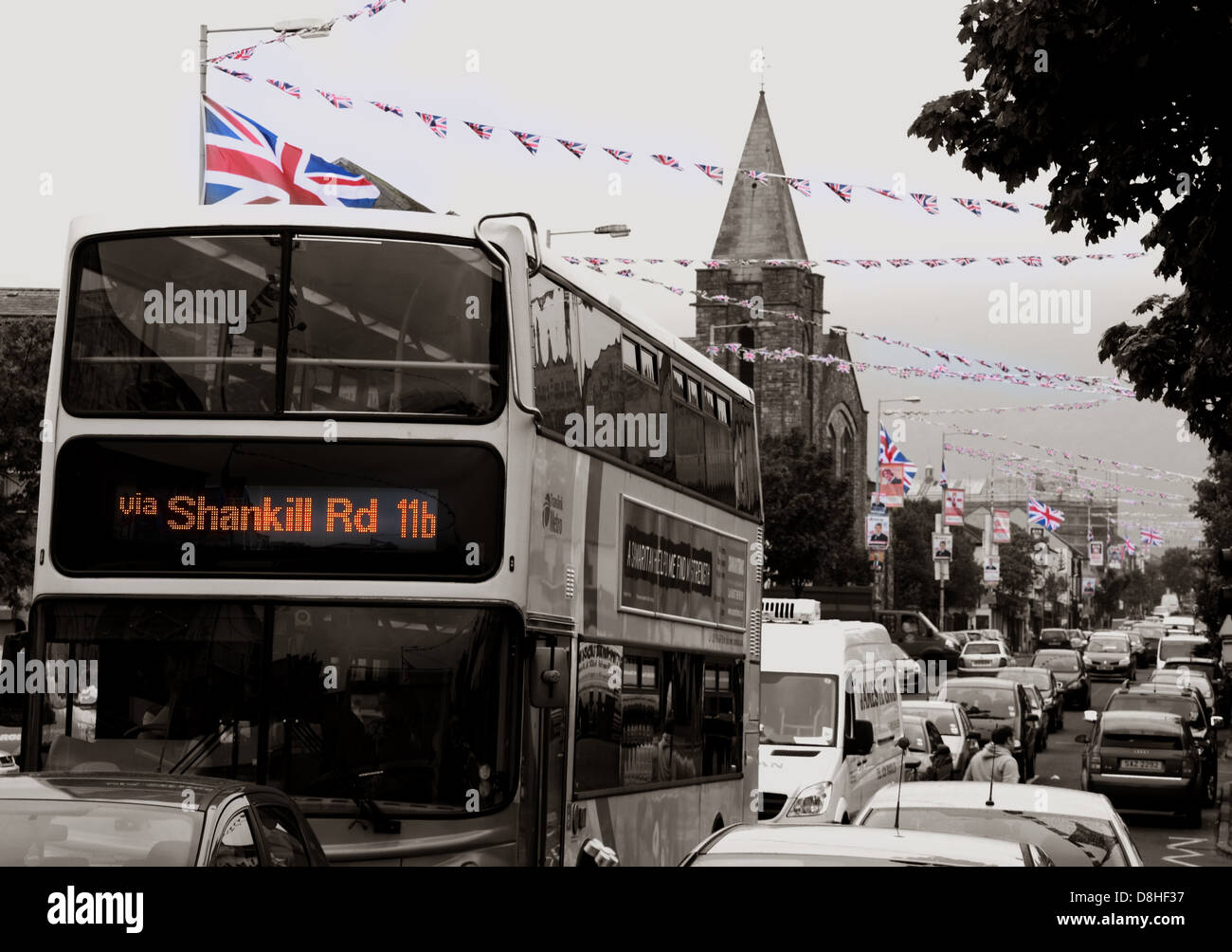 Un viaggio in autobus verso il basso la Shankill Road , molto British unionista e zona di Belfast Foto Stock
