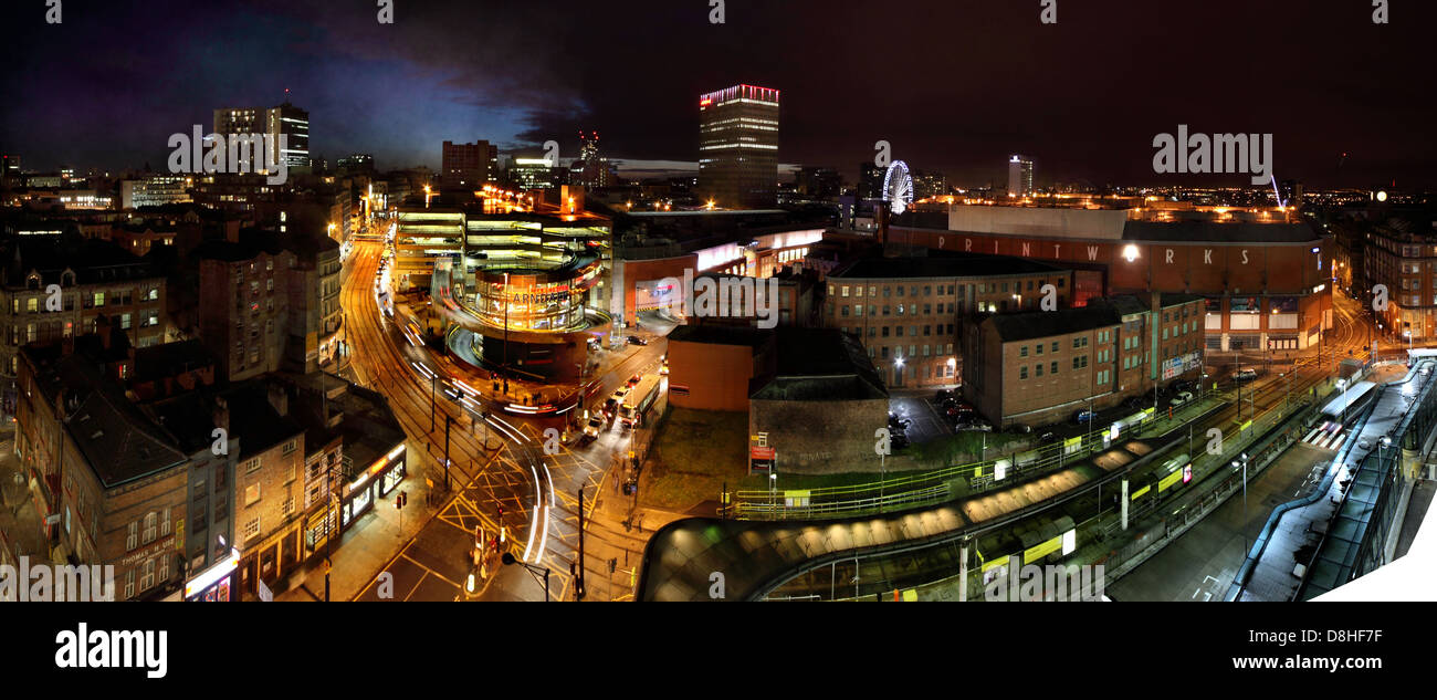 Manchester , Regno Unito al tramonto panorama notturno guardando da Shude Hill verso Market Street e Piccadilly Gardens Foto Stock