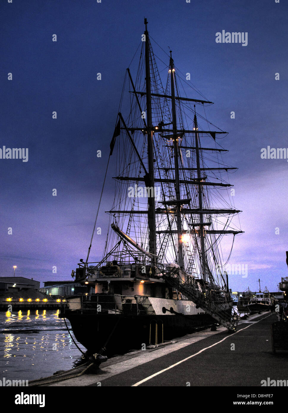 Lord Nelson tenace storico JST nave a vela il porto di Poole Dorset, Inghilterra, Regno Unito al crepuscolo Foto Stock